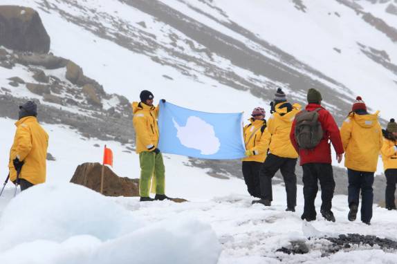 Celebração por chegar ao continente, em Brown Bluff, na Antártida (foto de Marla Barker)
